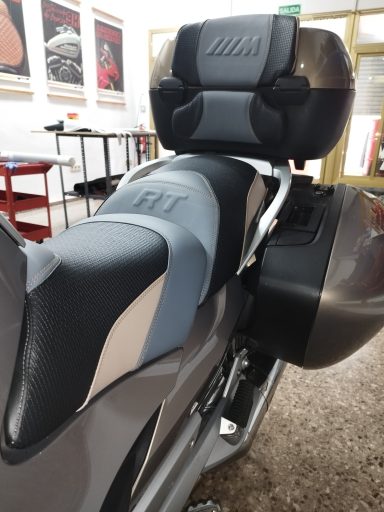 Asiento de moto con diseño en tonos gris y negro, centrado en el detalle.